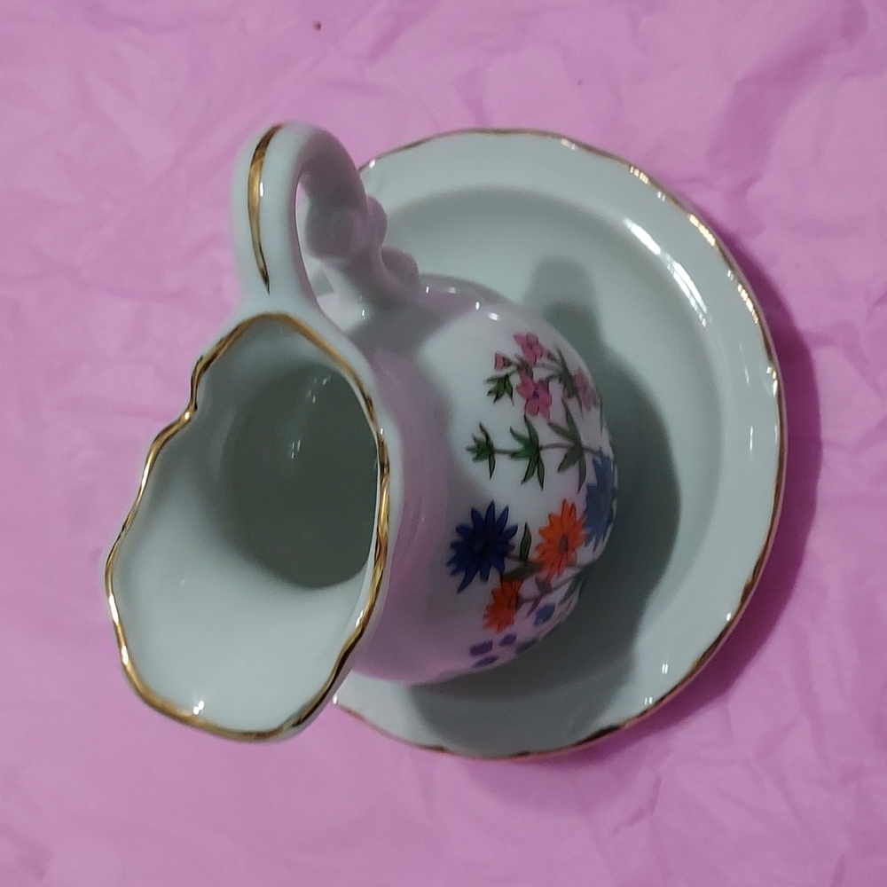 Mini 2 piece set Pitcher& Bowl White& Gold with floral flowers on one side. 3inH